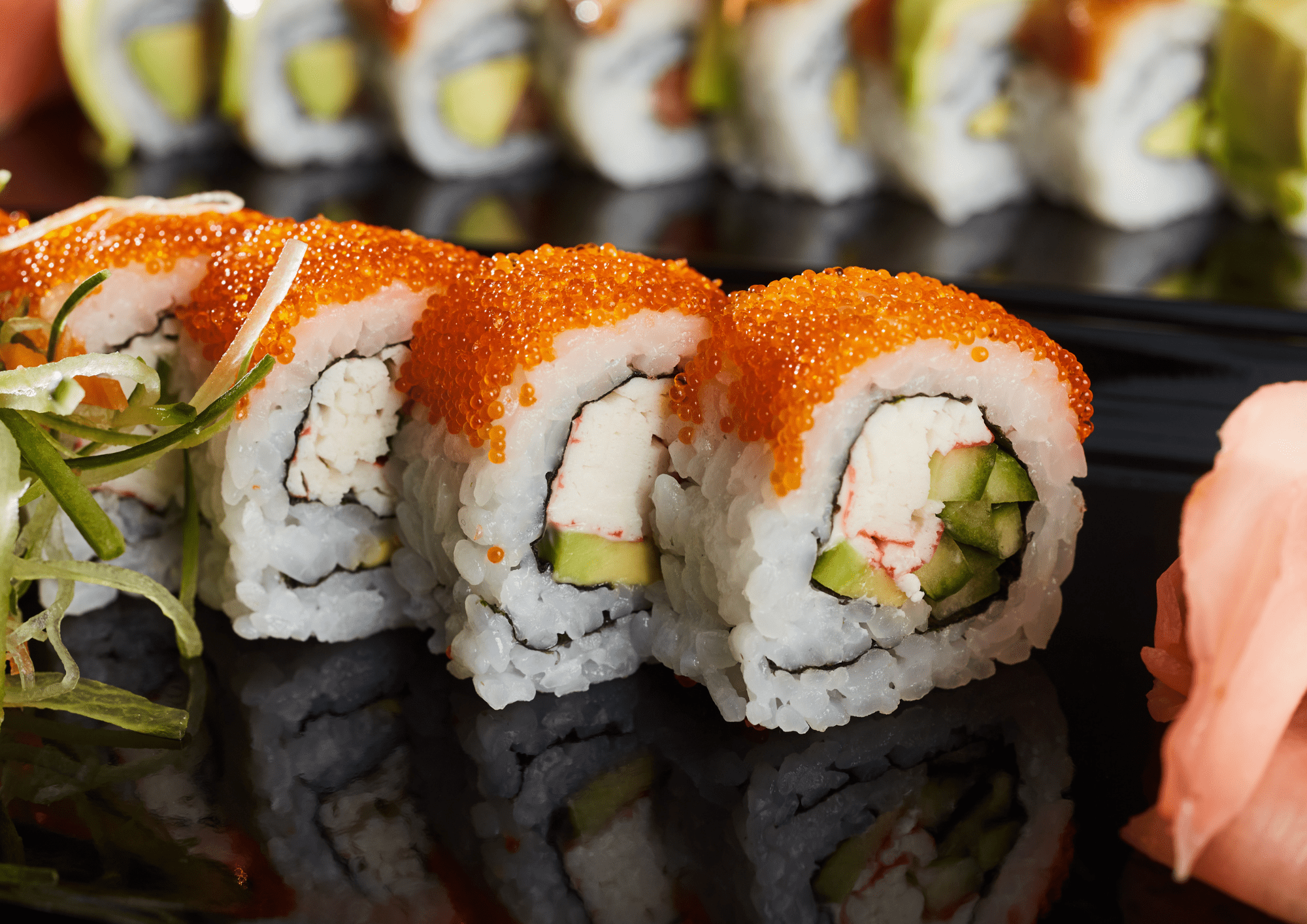 Sushi con caviar de color naranja encima del arroz del sushi para dar un mejor sabor al sushi