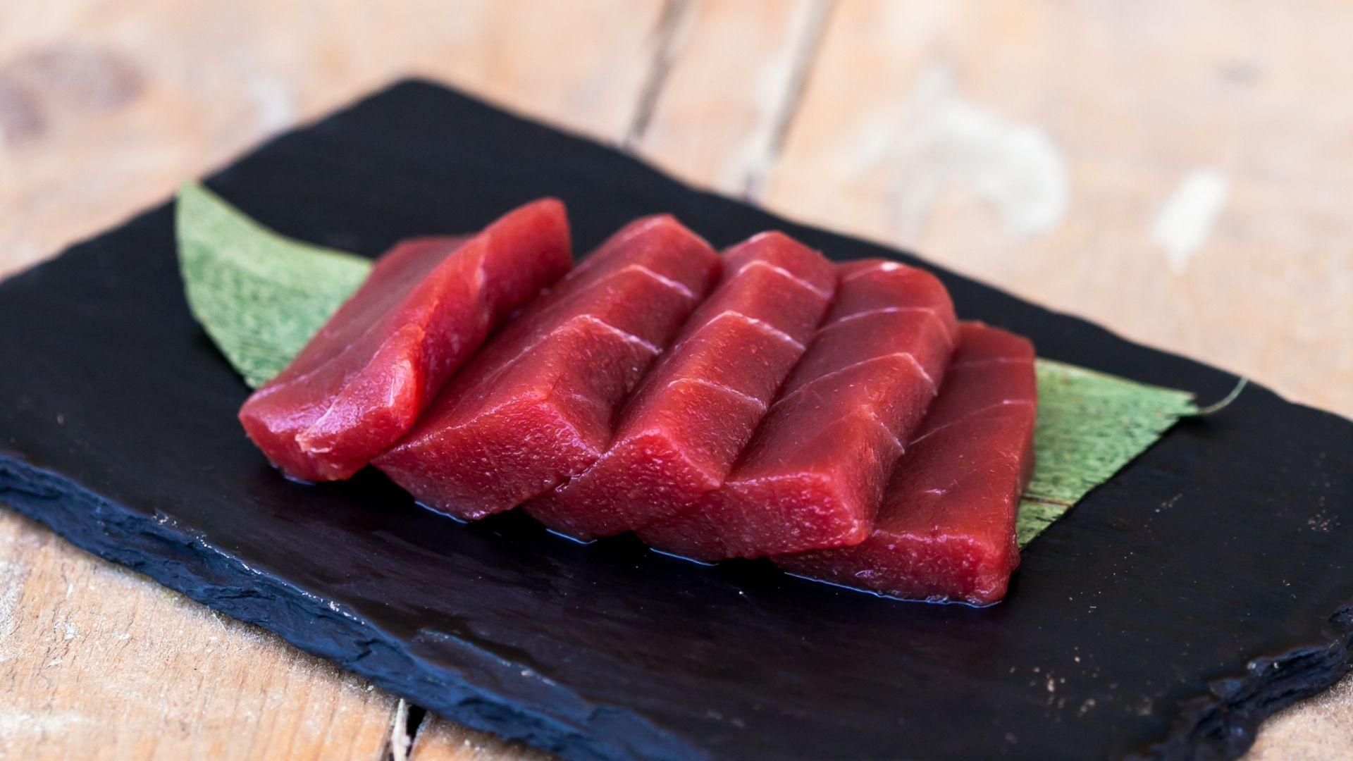 Carne fresca recién cortada a trozos en una tabla de madera encima de una hoja para dar una mejor presentación e impresión en el momento de llevarlo a la mesa