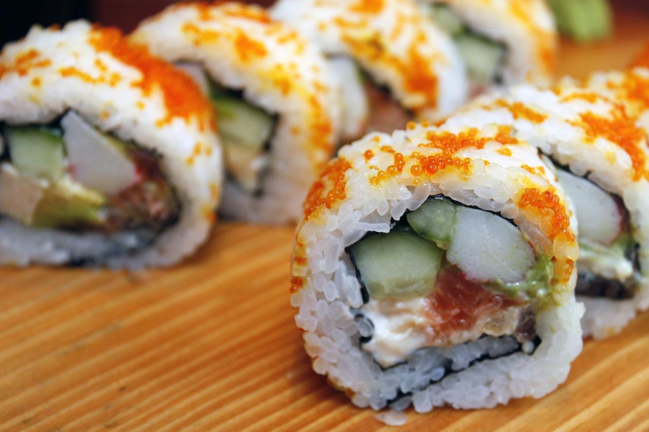 Sushi que se encuentra recién cortado en la tabla de madera