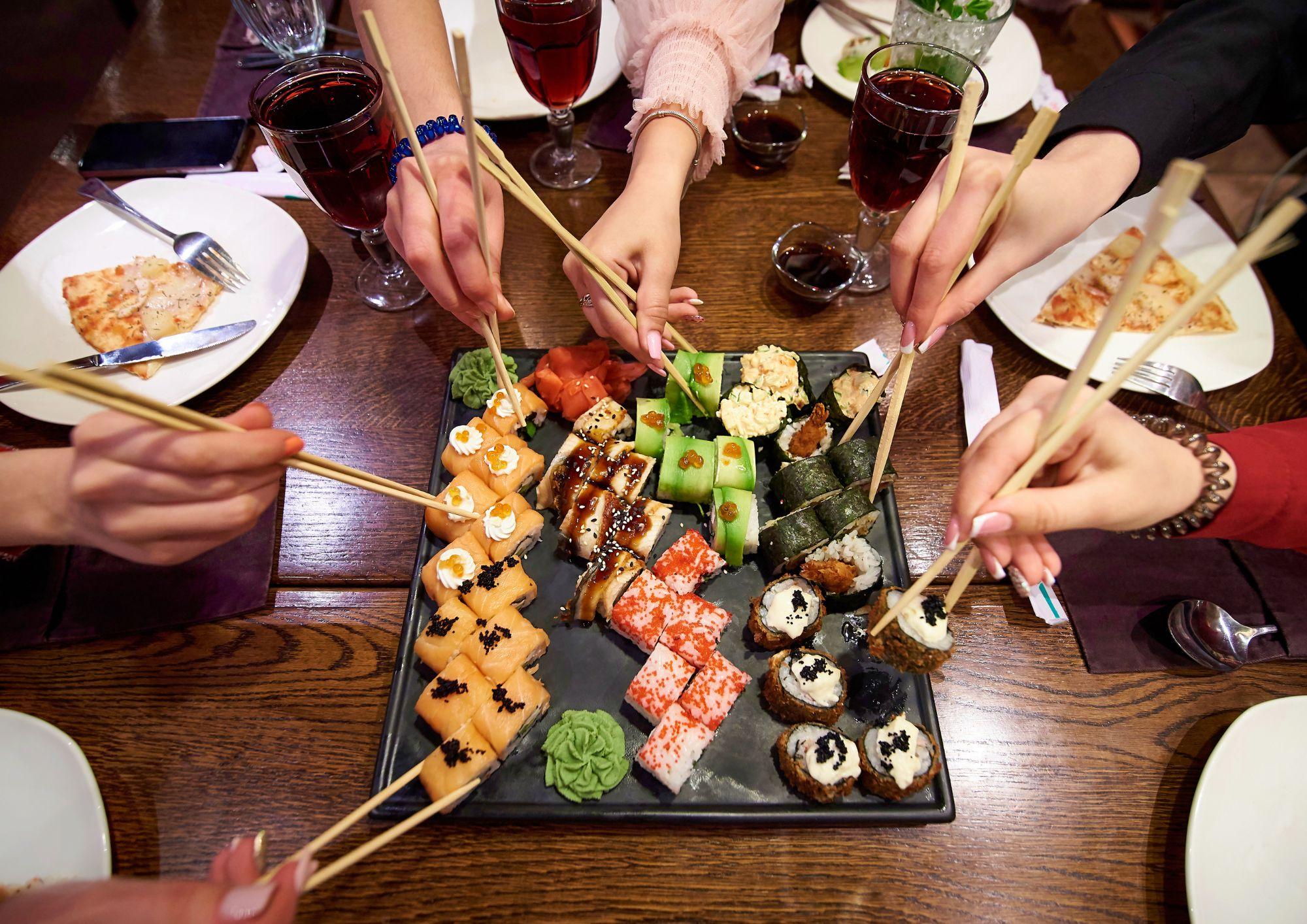 Ven con tus amigos a nuestro restaurante de sushi en Platja d'Aro